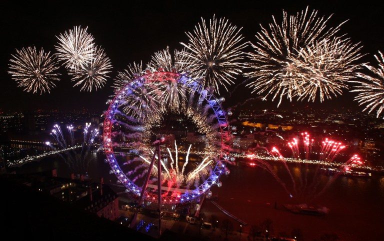 Kembang api untuk merayakan pergantian tahun di Inggris pada 1 Januari 2017. Foto oleh Daniel Leal-Olivas/AFP  