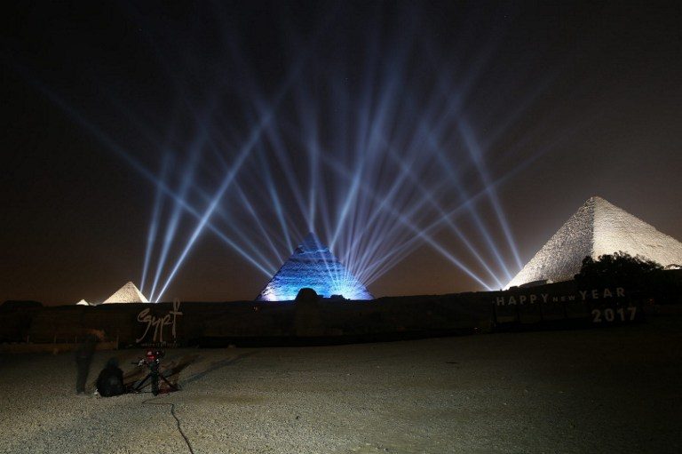 Cahaya lampu LED menyinari piramida pada malam tahun barudi Kairo, Mesir, pada 1 January 2017. Foto oleh STR// AFP   