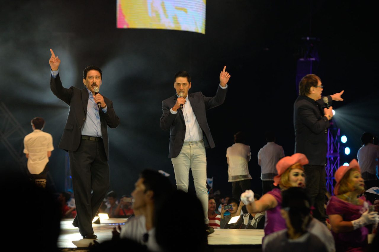 HOSTS. 'Eat Bulaga' hosts Tito Sotto, Vic Sotto, and Joey de Leon take the stage. Photo by Alecs Ongcal/Rappler.com 