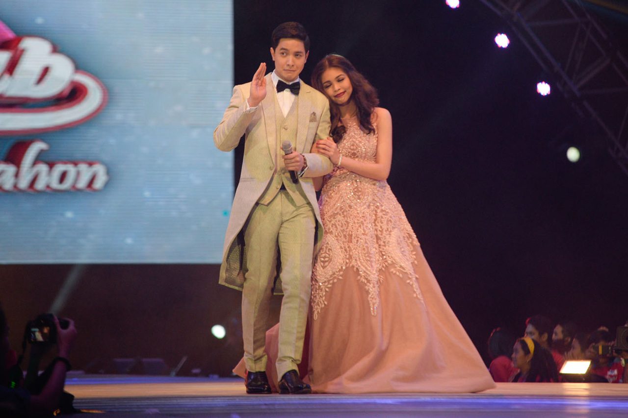 LONG WAIT. Alden and Maine walk together onstage during the 'Aldub: Ang Tamang Panahon' event in 2015. File photo by Alecs Ongcal/Rappler  