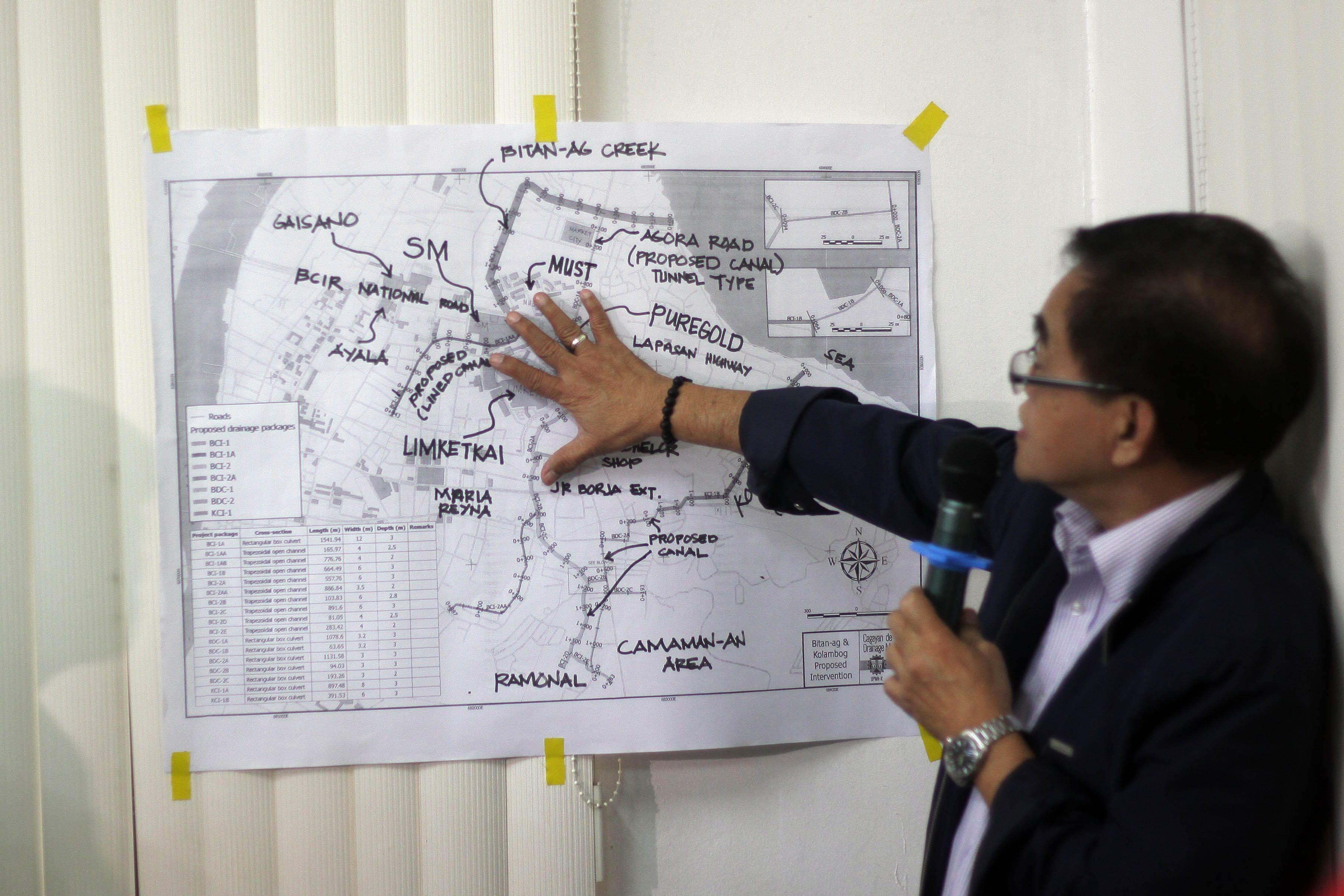 DRAINAGE MASTERPLAN. Cagayan de Oro City 2nd District Representative Maxino Rodriguez shows the map for the DPWH’s drainage masterplan for Bitan-ag Creek which would cost P1.2 billion. Photo by Bobby Lagsa/Rappler 