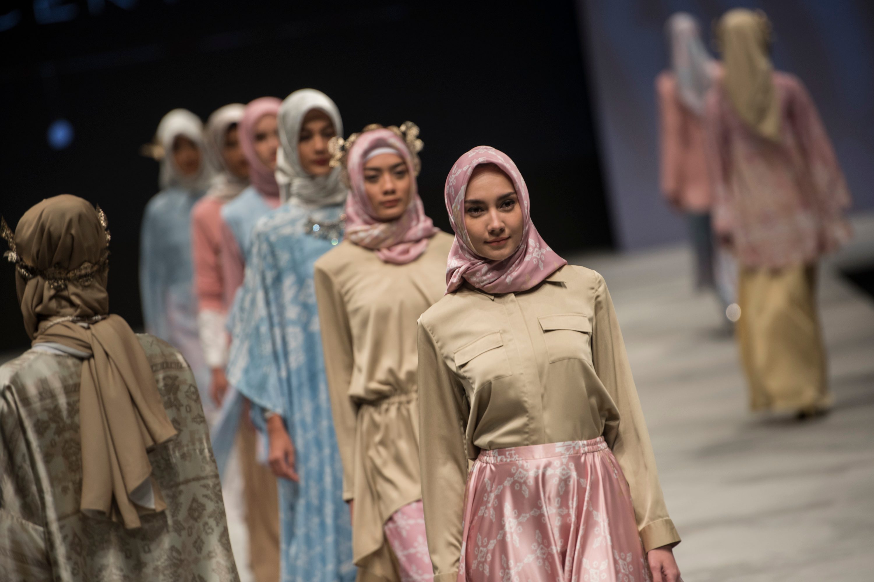 Model mengenakan pakaian bertema Ethnocentrism rancangan Ria Miranda  Foto oleh Sigid Kurniawan/ANTARA 