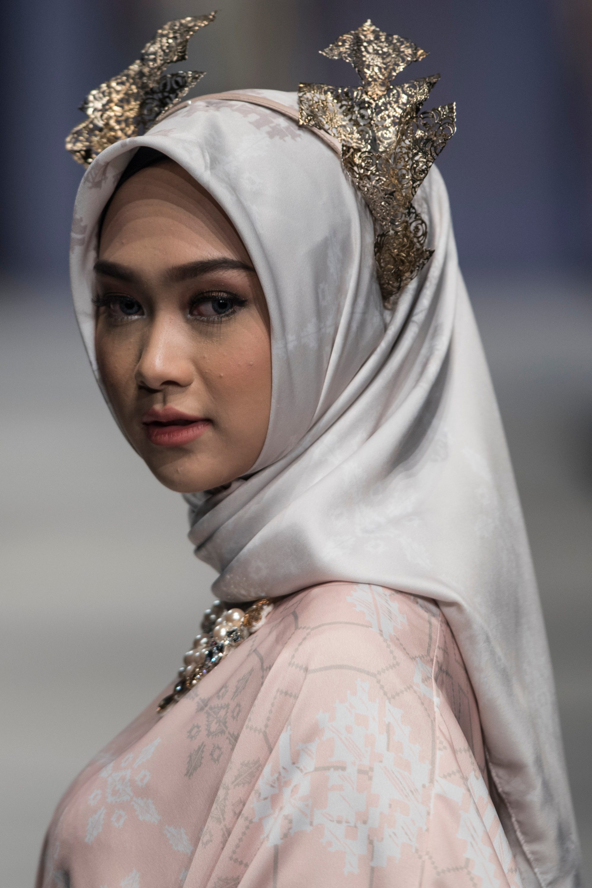 Model mengenakan pakaian bertema Ethnocentrism rancangan Ria Miranda. Foto oleh Sigid Kurniawan/ANTARA  