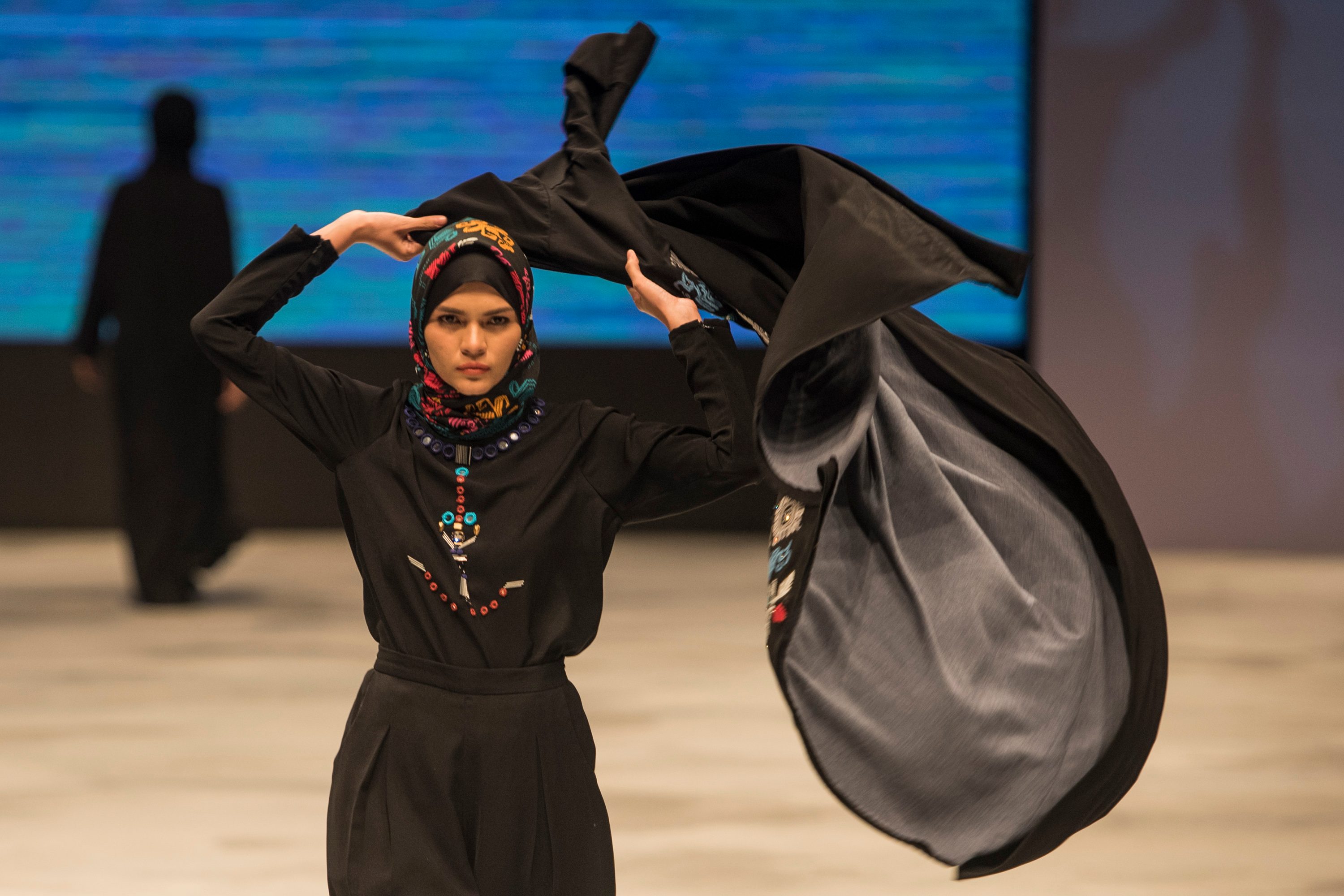 Model mengenakan pakaian bertema Ethnocentrism rancangan Vivi Zubedi. Foto oleh Sigid Kurniawan/EPA 
