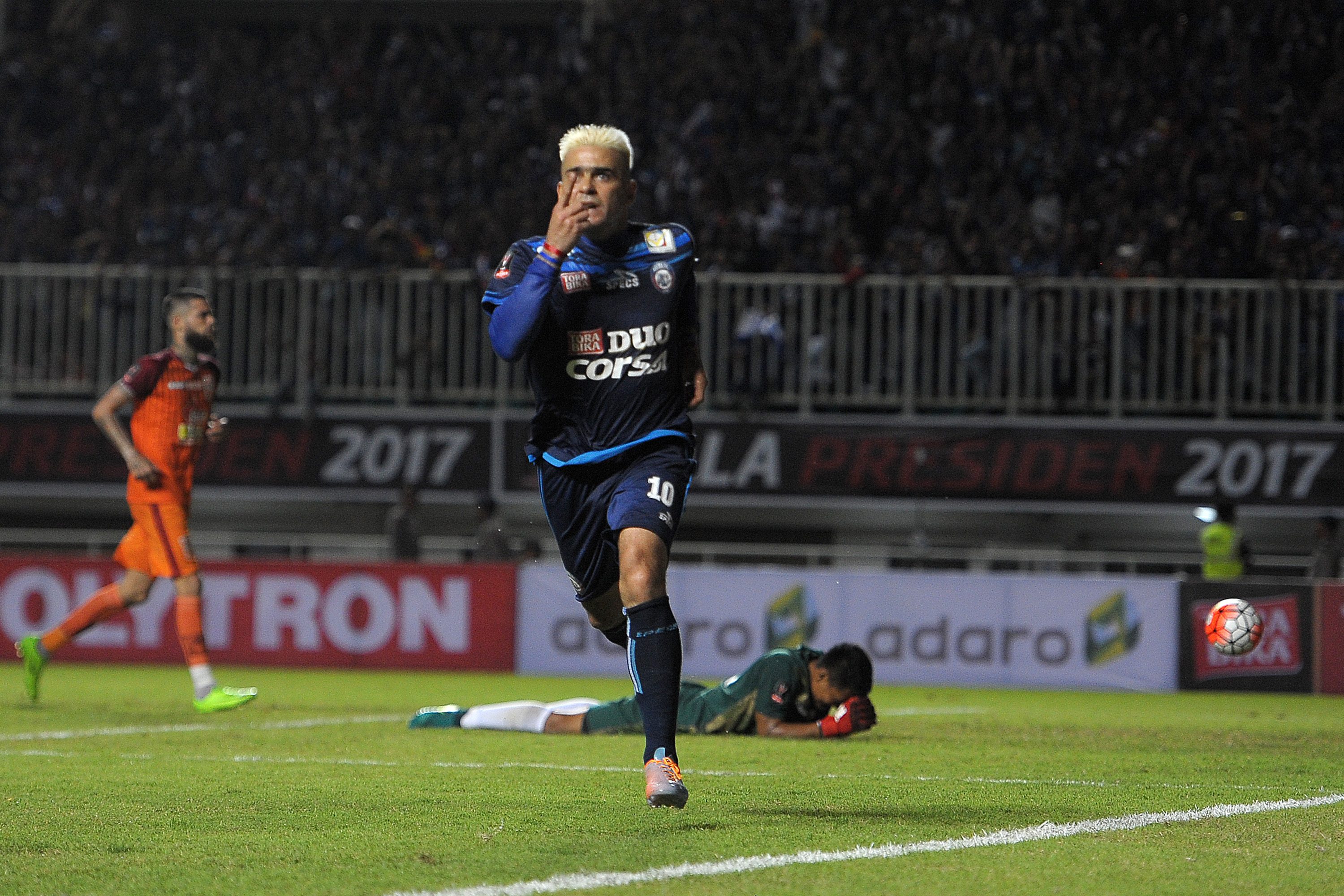 Pesepak bola Arema FC Cristian Gonzales melakukan selebrasi seusai berhasil mencetak gol ke gawang Pusamania Borneo FC. Foto oleh Sigid Kurniawan/ANTARA 