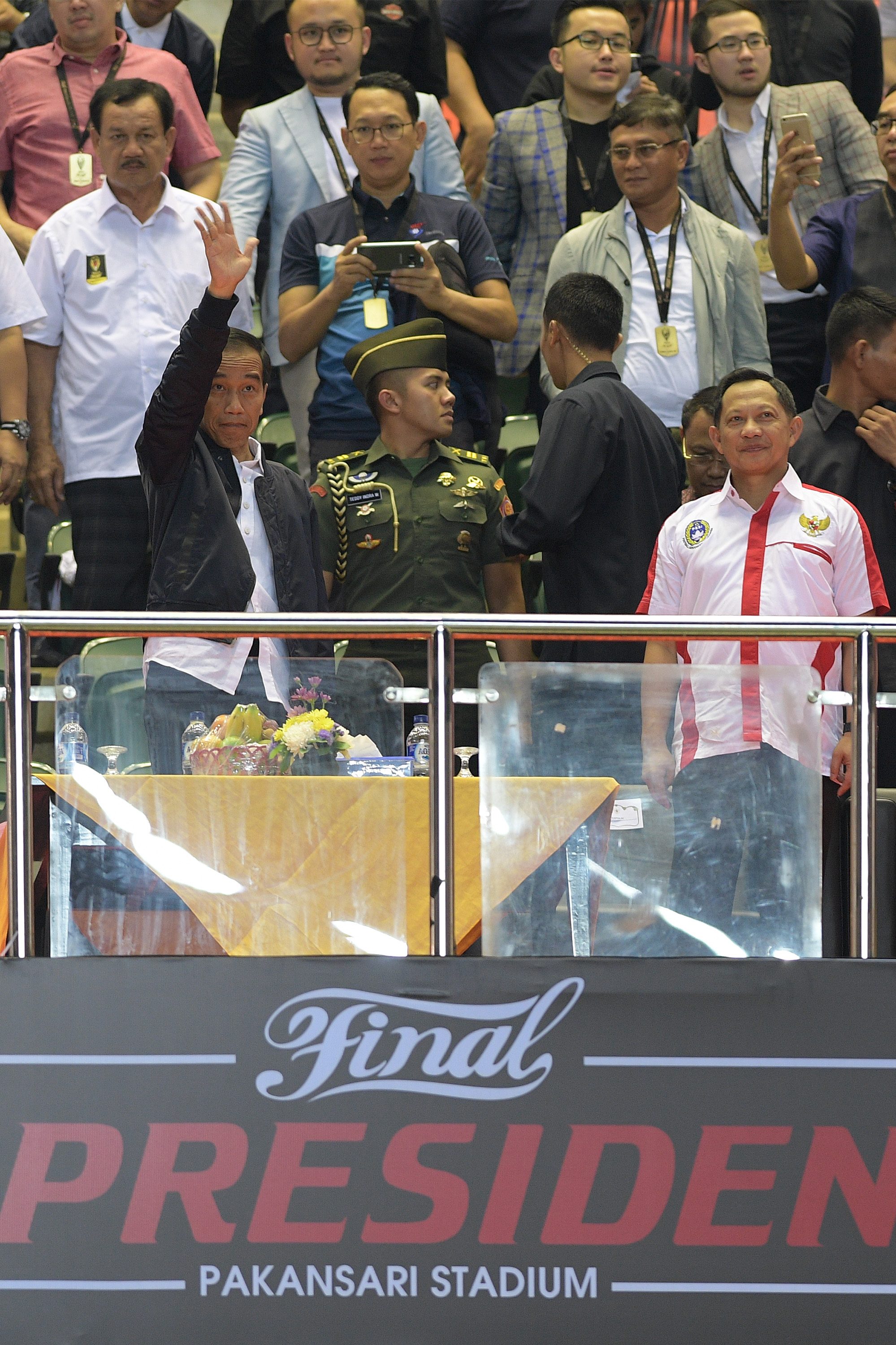 Presiden Jokowi didampingi Kapolri Jenderal Pol Tito Karnavian tiba untuk menyaksikan laga final Piala Presiden 2017. Foto oleh Sigid Kurniawan/ANTARA 