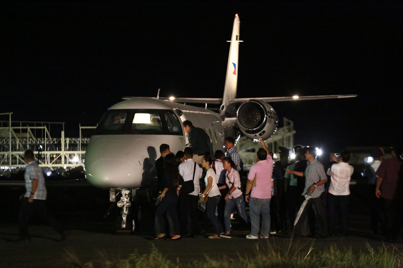 BOARDING. President-elect Rodrigo Duterte boards a private plane en route to Manila. Photo by Manman Dejeto/Rappler 