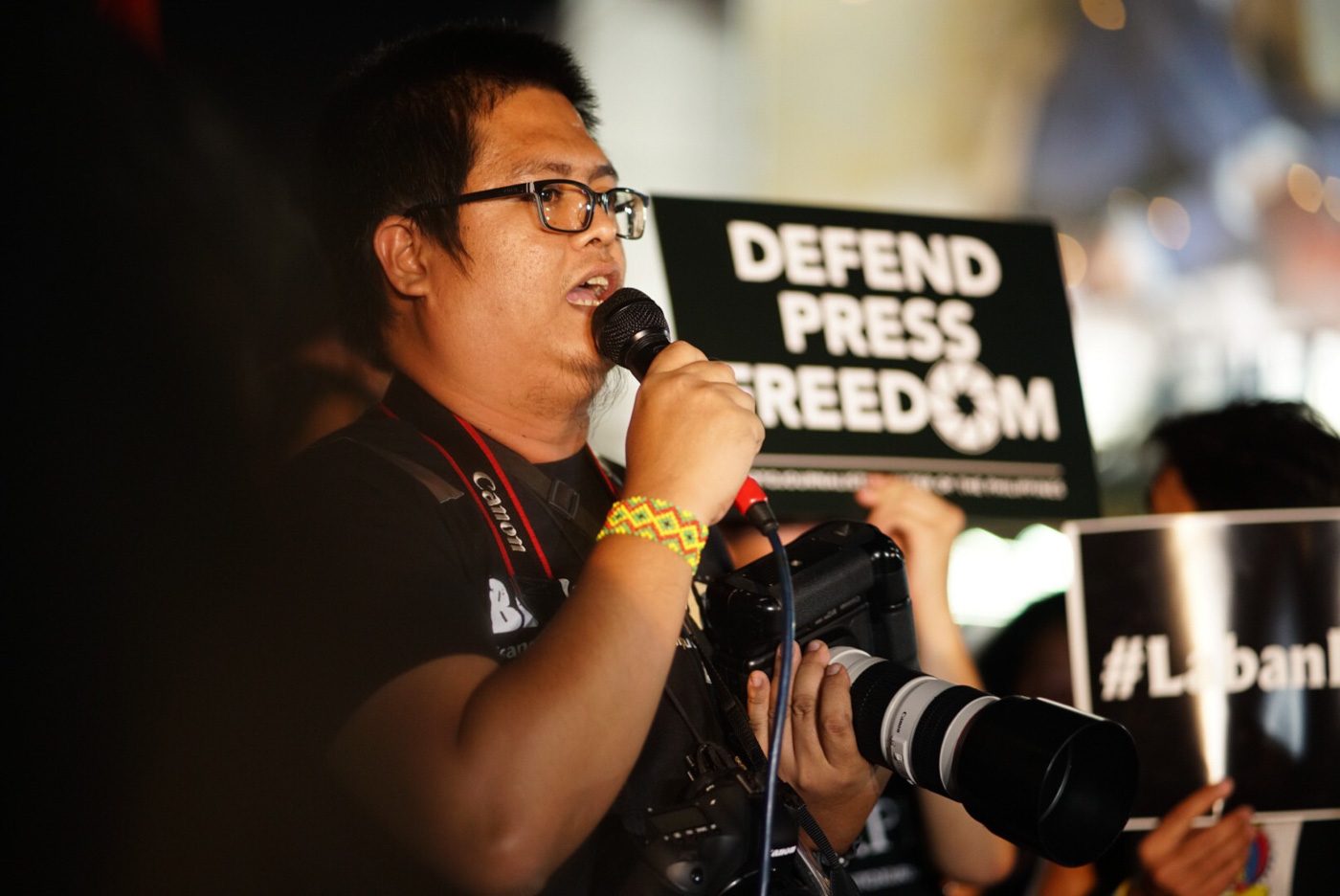 SOLIDARITY. Photographer Mark Saludes of the Photojournalist Center of the Philippines manifests the group's solidarity with members of the press in the fight for press freedom. Photo by Martin San Diego/Rappler  