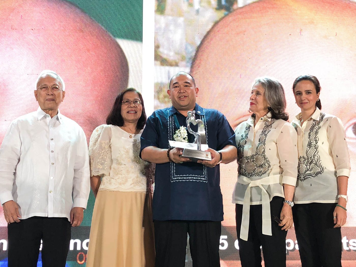 ALL SMILES. Valdez receives a plaque and a P500,000 cash prize for winning the Ramon Aboitiz Award for Exemplary Individual on August 31, 2018. Photo by Mara Cepeda/Rappler  
