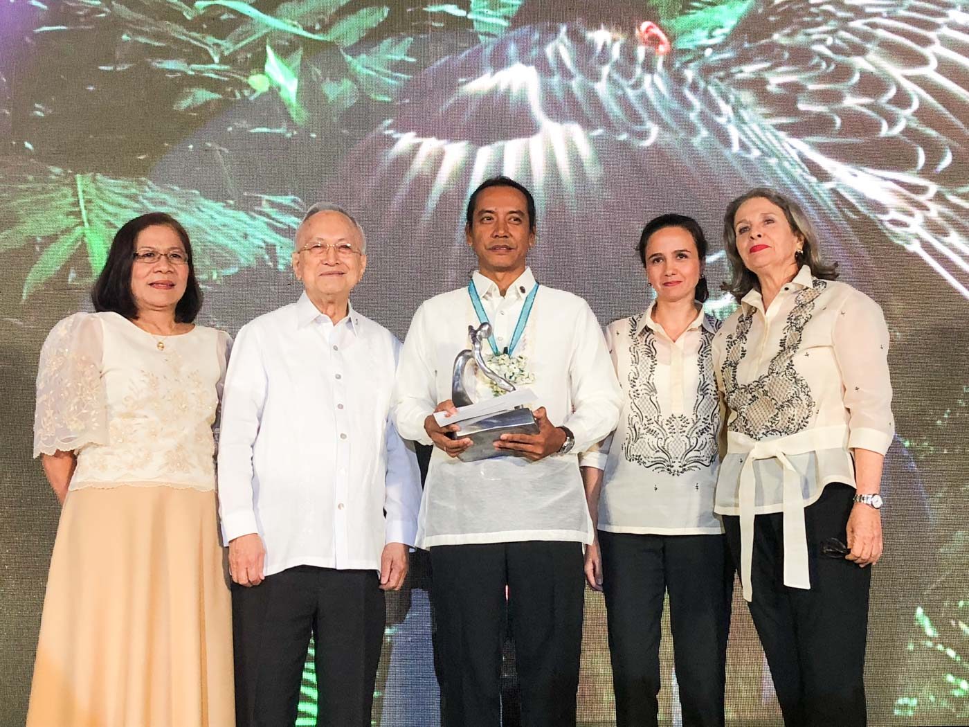 VICTORIOUS. Jason Ibañez receives the plaque and cash prize from the Ramon Aboitiz Foundation Inc on behalf of the Philippine Eagle Foundation. Photo by Mara Cepeda/Rappler 