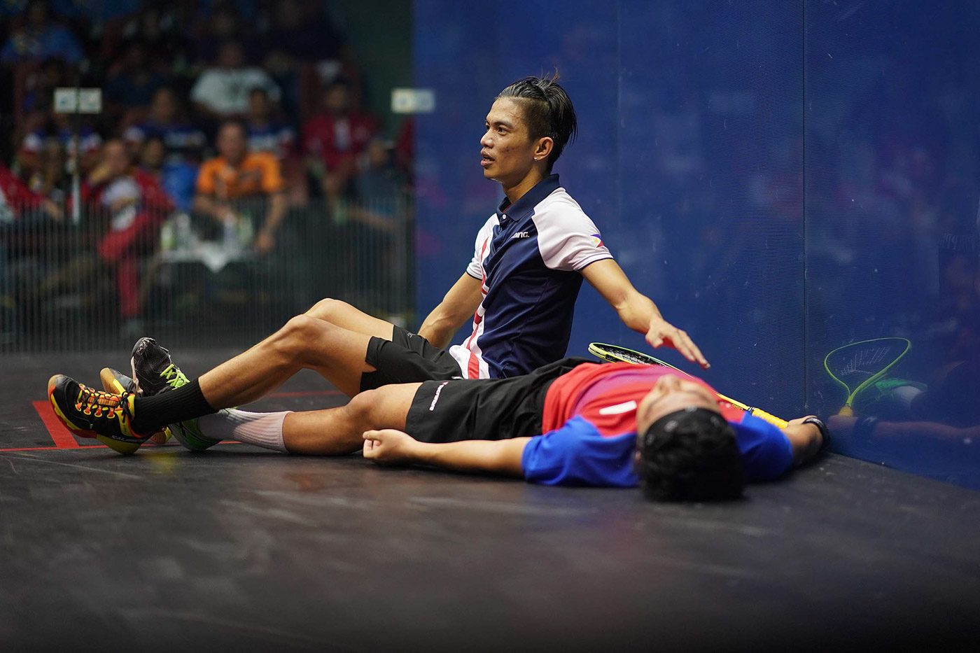 SILVER FOR SQUASH. Robert Andrew Garcia (L) competes against Benedict Chan of Singapore in the men's team squash final. The Philippine squash team won the silver. Photo from PSC-POC Media 