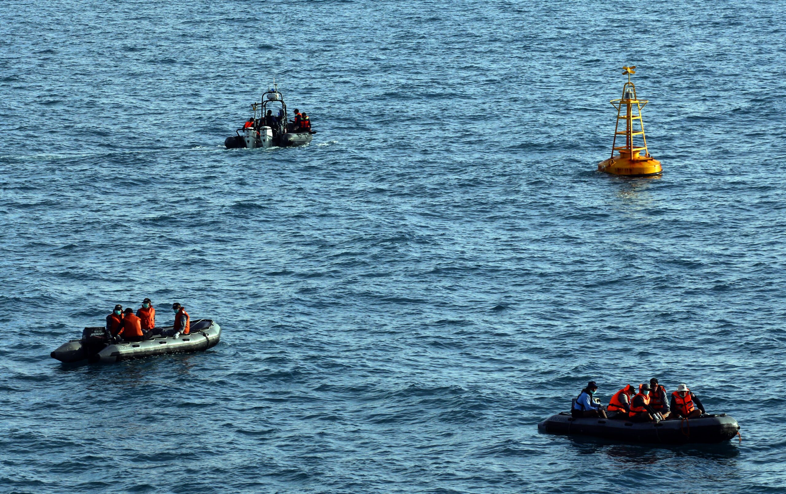Indonesian military calls off AirAsia wreckage recovery