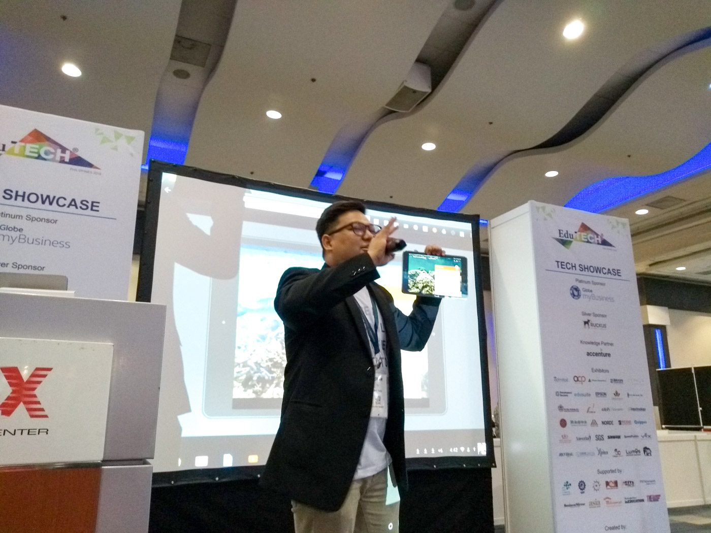 VIRTUAL REALITY FOR SCHOOLS. Adrian Cruz discusses the power of virtual reality to enhance the learning experience at EduTech Philippines 2018. Photo by Victor Barreiro Jr./Rappler 
