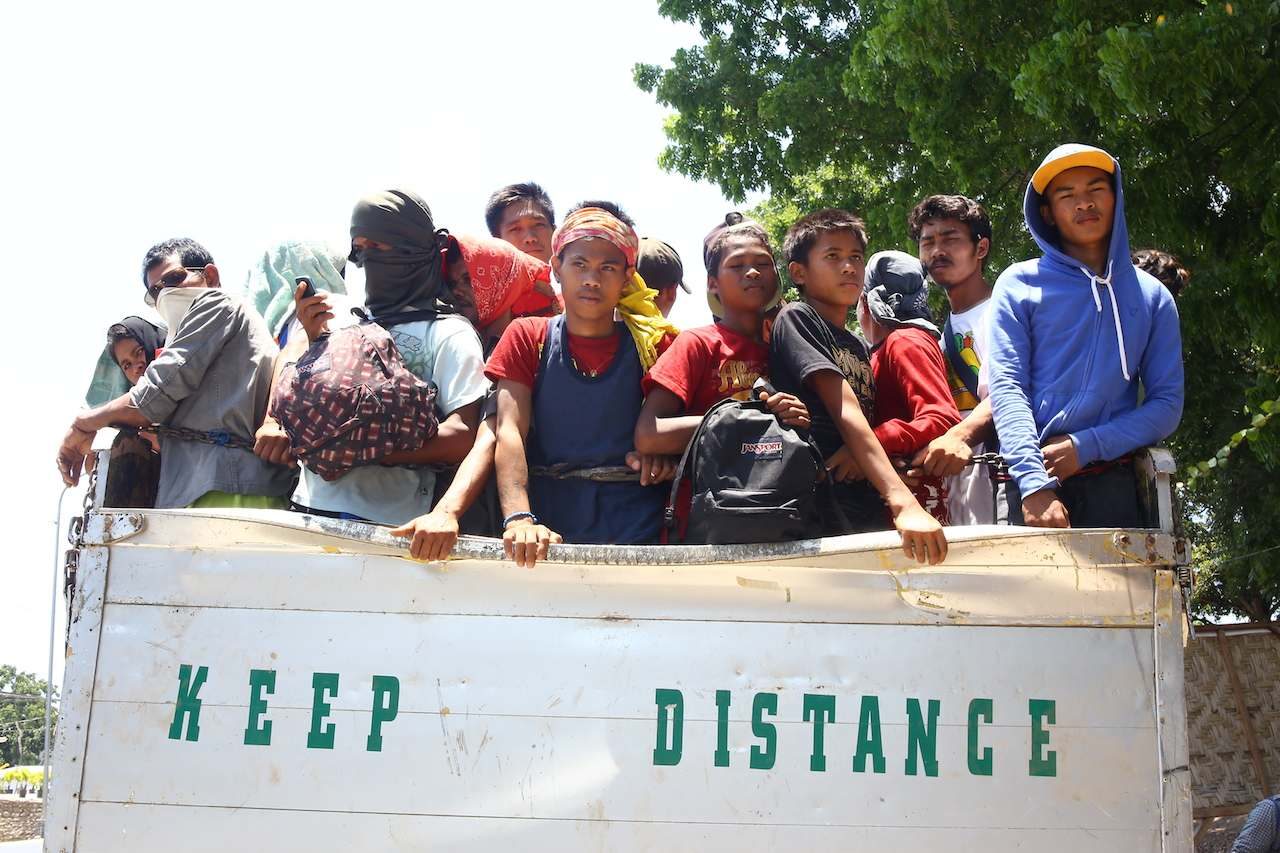 RICE NEEDED. Farmers from Arakan town set to leave Methodist Center in Kidapawan after receiving 25 kilos of rice. File photo by Ferdinandh Cabrera/Rappler  