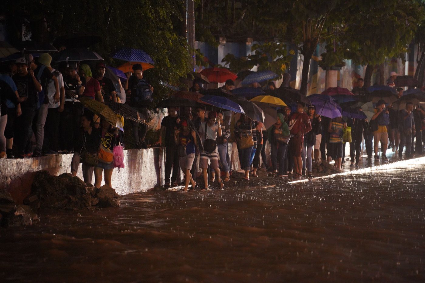 WALKATHON. Commuters are forced to trek the sidewalk outside Camp Aguinaldo as flooding on EDSA brign traffic to a standstill on August 11, 2018.  Photo by Martin San Diego/Rappler 