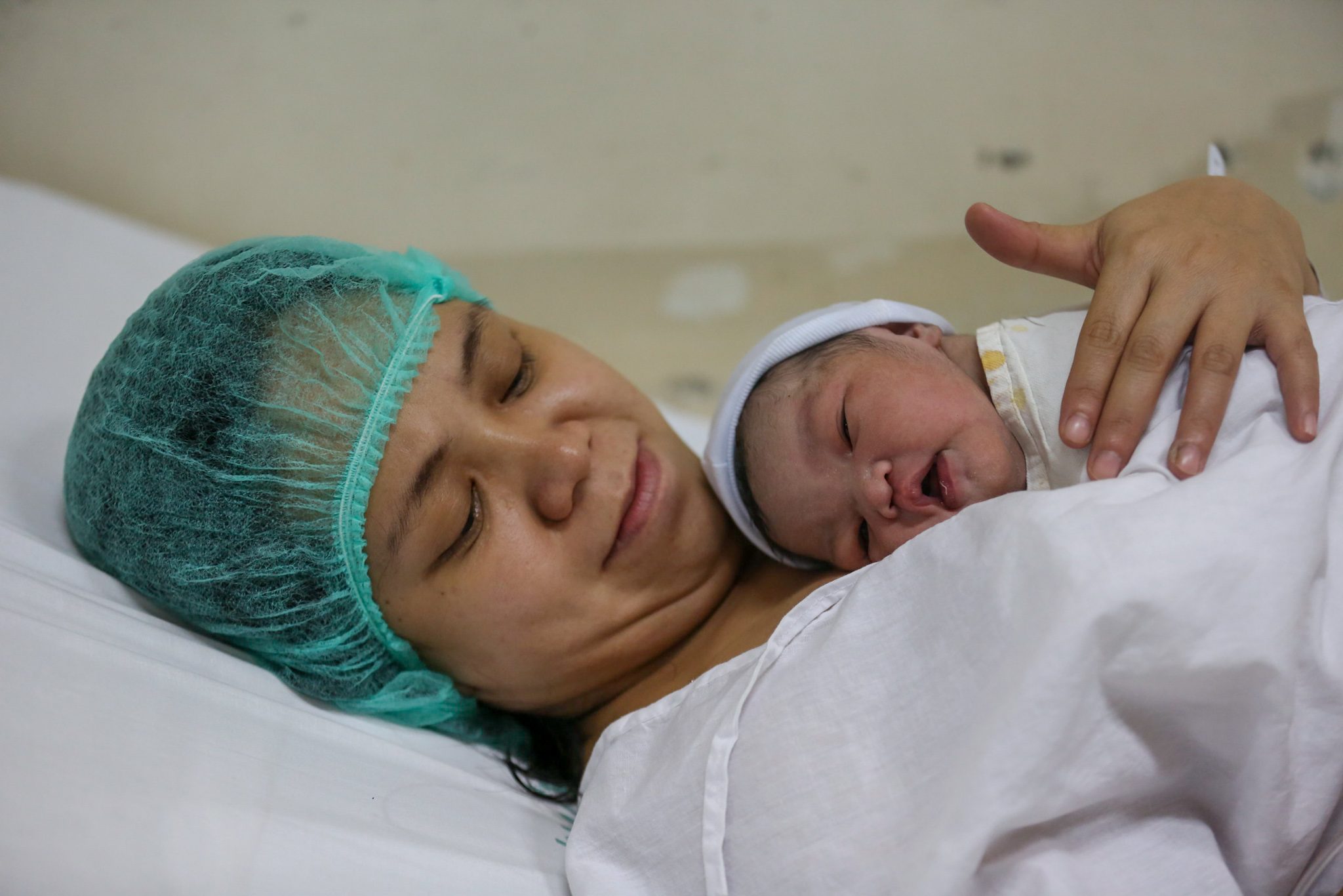 NEW YEAR BABY. Mother Lenie Felisilda Bonto, 31, hugs baby Zairah born at 1:05 am January 1, 2019, at the Fabella Hospital in Manila. Photo by Inoue Jaena
 