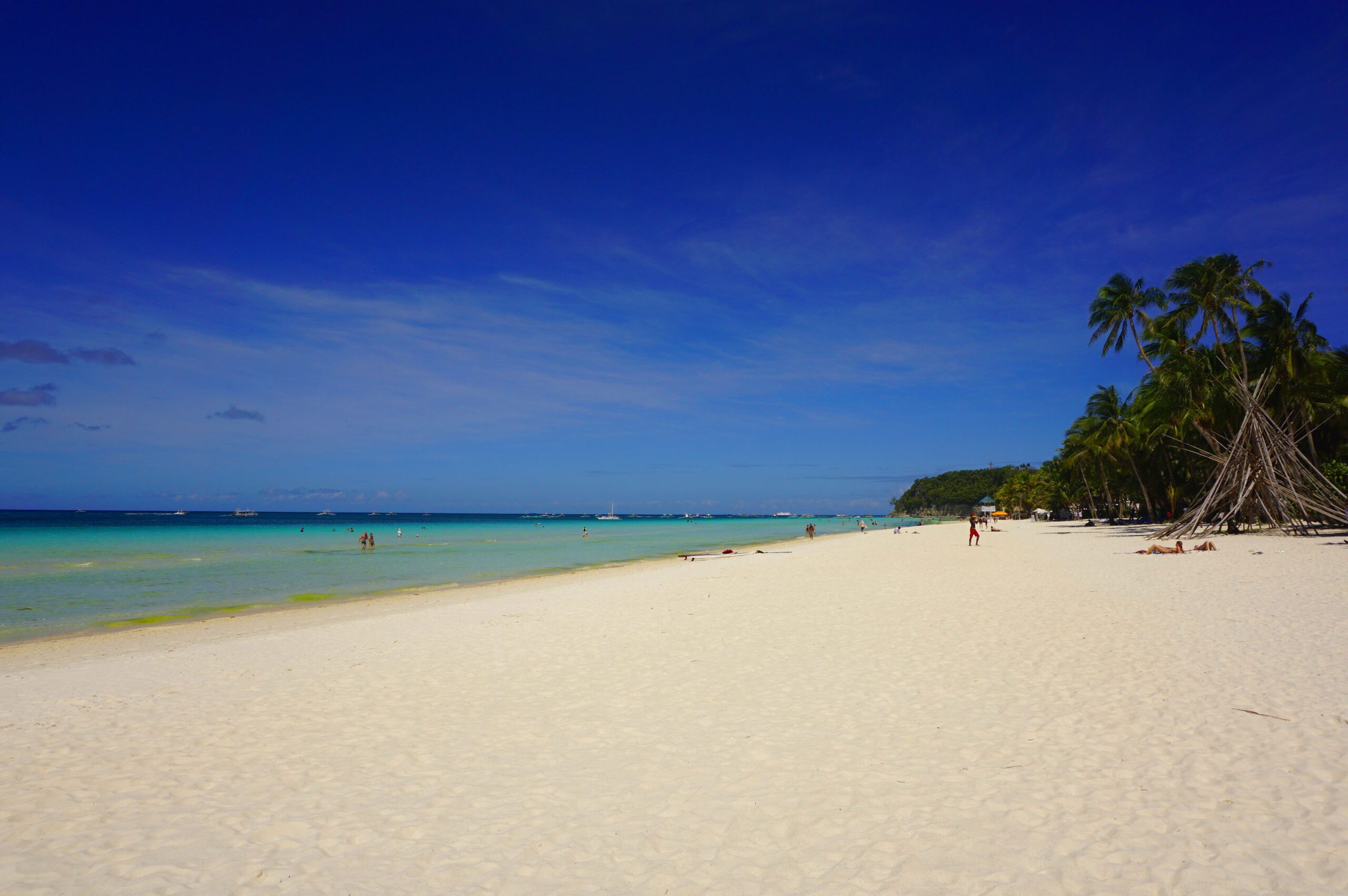 Record-high 1.7M tourists in Boracay in 2016