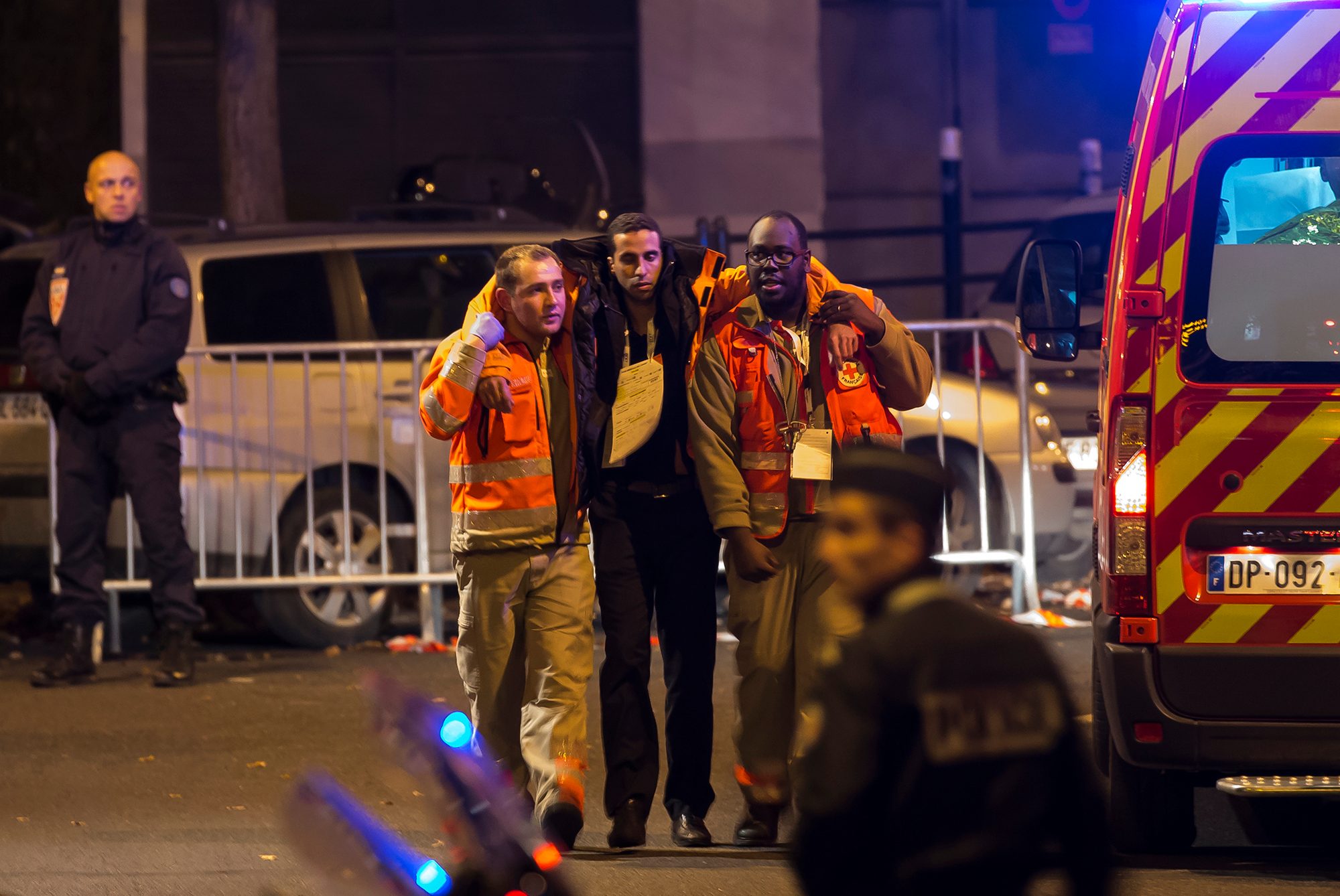 PENCARIAN. Korban yang terluka dievakuasi oleh petugas Search and Rescue (SAR) di dekat Stadion Stade de France di Paris, Perancis, 13 November 2015. Foto oleh Ian Langsdon/EPA    