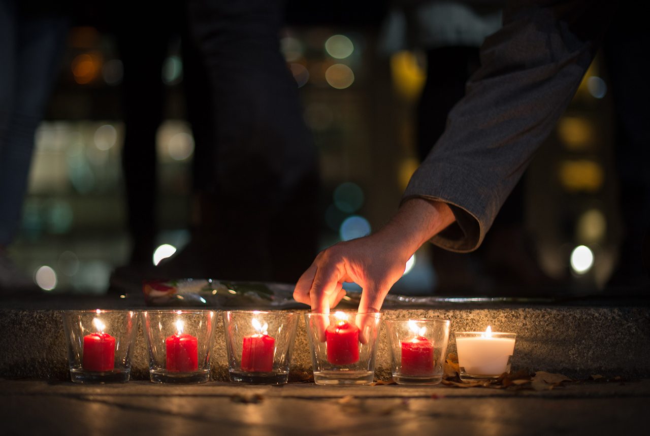 SOLIDARITAS. Orang-orang menyalakan lilin untuk korban serangan di Paris di luar kantor Kedutaan Besar Perancis di Berlin, Jerman, 13 November 2015. Foto oleh Lukas Schulze/EPA   