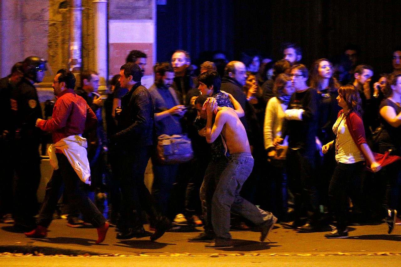 DIEVAKUASI. Korban terluka dieakuasi keluar area penyanderaan di Bataclan, Paris. Foto oleh Yoan Valat/EPA   