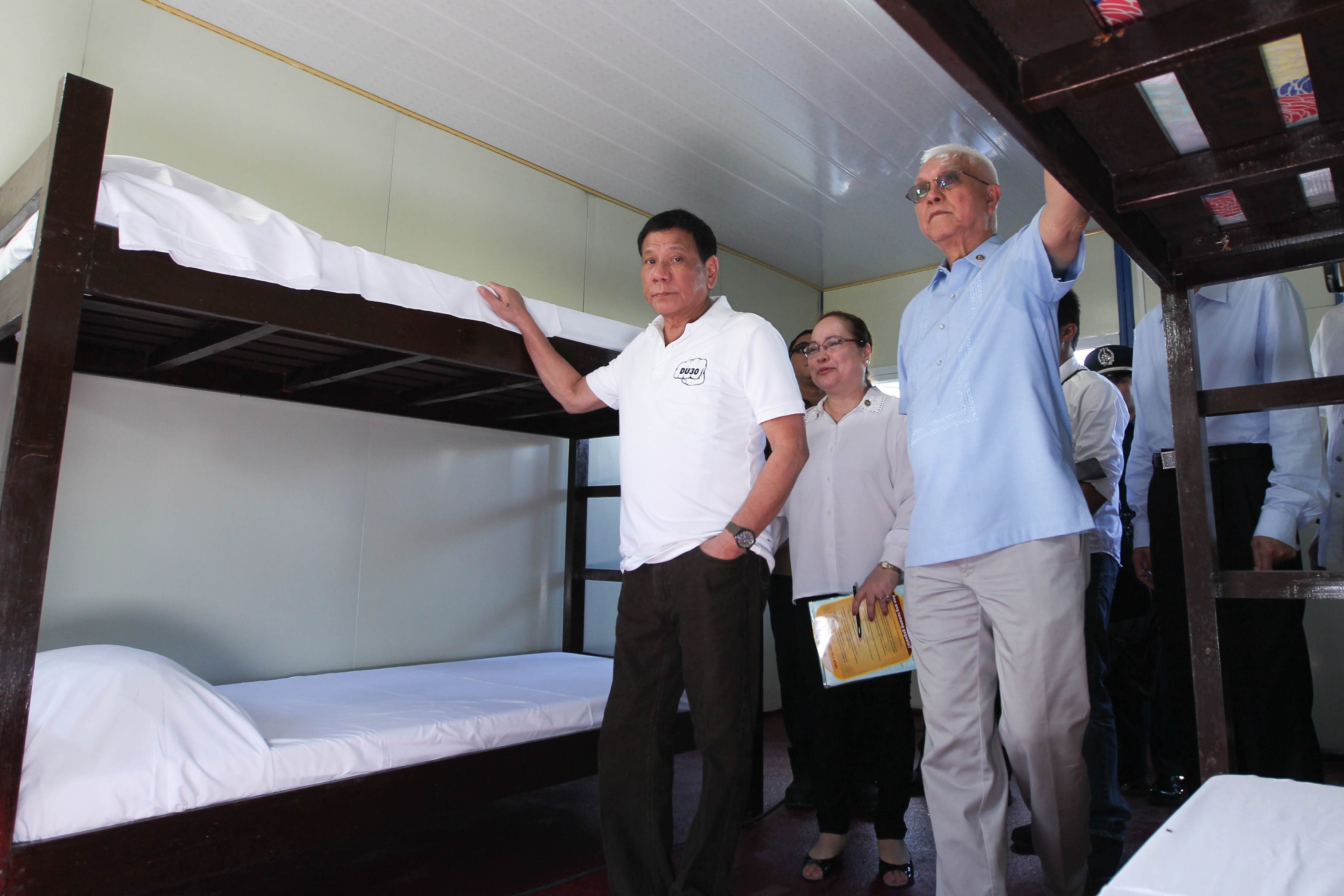 TOUR. President Duterte inspects one of the dormitory rooms with Cabinet Secretary Leoncio Evasco Jr. Photo by Ace R Morandante/PPD 