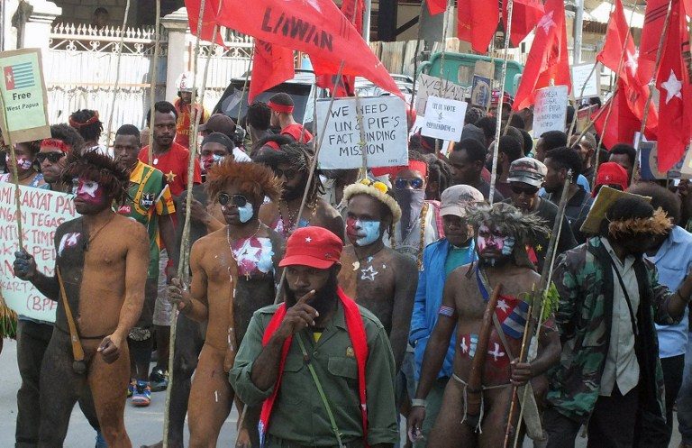UNJUK RASA. Aktivis Papua pro kemerdekaan berunjuk rasa di Jayapura untuk memprotes penangkapan terhadap sekitar 1.200 demonstran yang memperingati bebasnya Papua dari penjajahan Belanda dan diambil alih oleh Pemerintah Indonesia pada 1 Mei 1963. Foto oleh AFP 