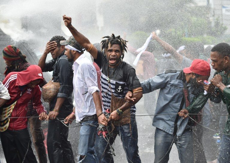 MERIAM AIR. Demonstran dari Organisasi Pembebasan Papua dan Aliansi Mahasiswa berdemonstrasi pada 1 Desember 2016. Mereka tetap bertahan walau ditembak dengan meriam air. Foto oleh Bay Ismoyo/AFP 
 