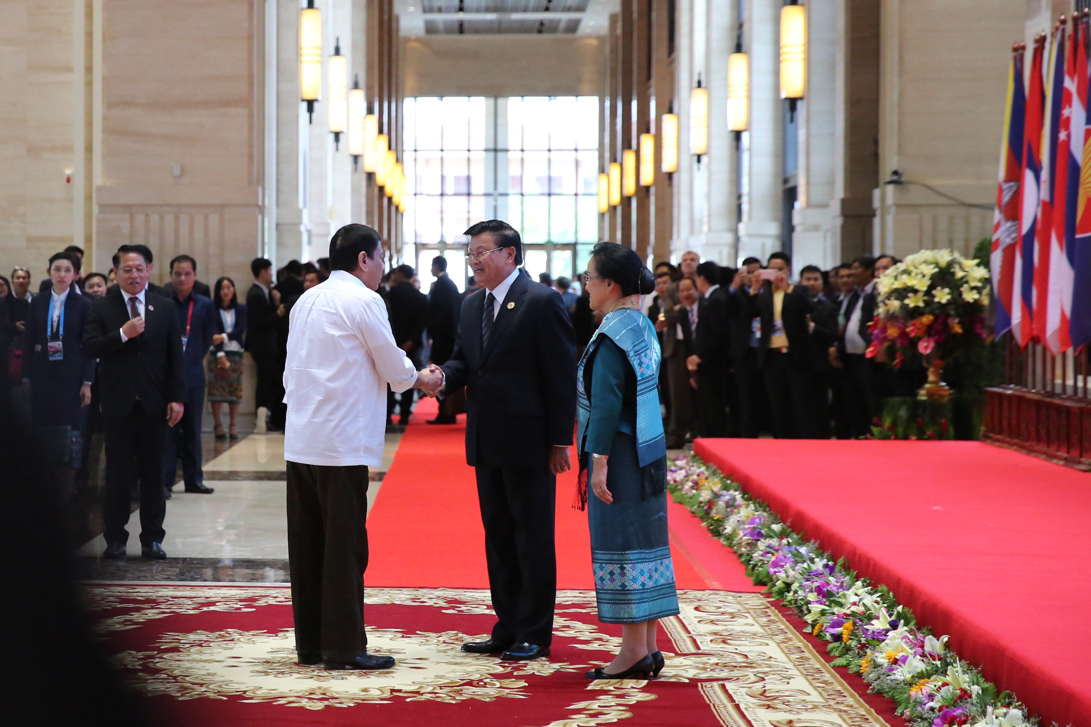 HOST TO FUTURE HOST. President Duterte shakes hands with Laos Prime Minister Thongloun Sisoulith. All photos from PCOO 