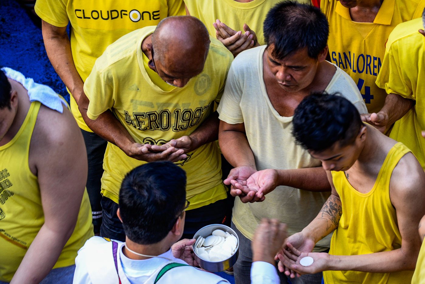 BODY OF CHRIST. Inmates receive holy communion. Photo by Maria Tan/Rappler 