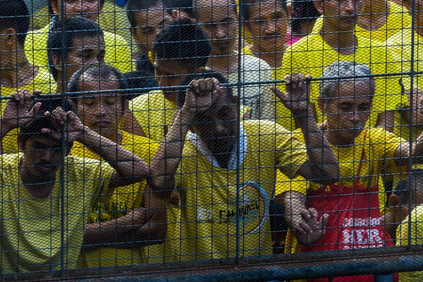 DETAINEES' PRAYER. Detainees close their eyes in prayer during the Simbang Hapon. Photo by Maria Tan/Rappler  