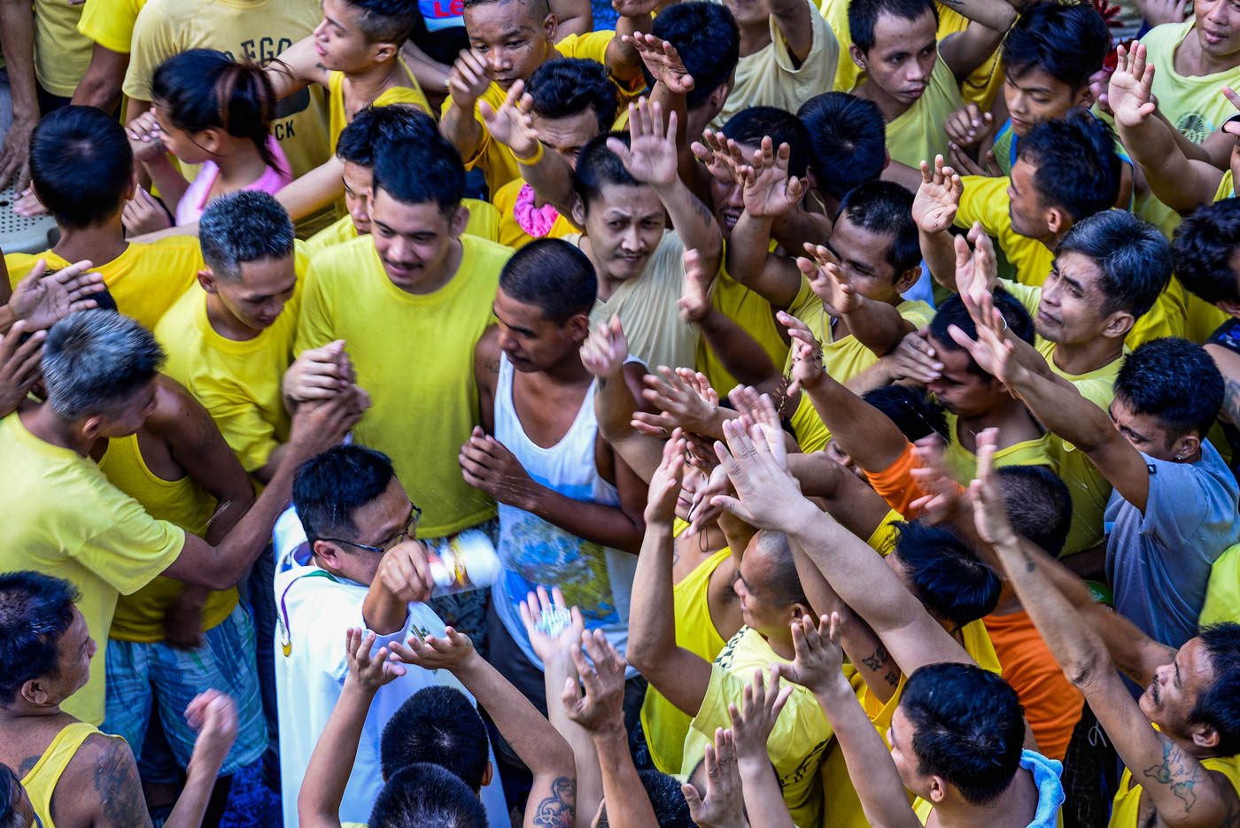 BLESSINGS. The officiating priest blesses the inmates  after the Simbang Hapon. Photo by Maria Tan/Rappler  