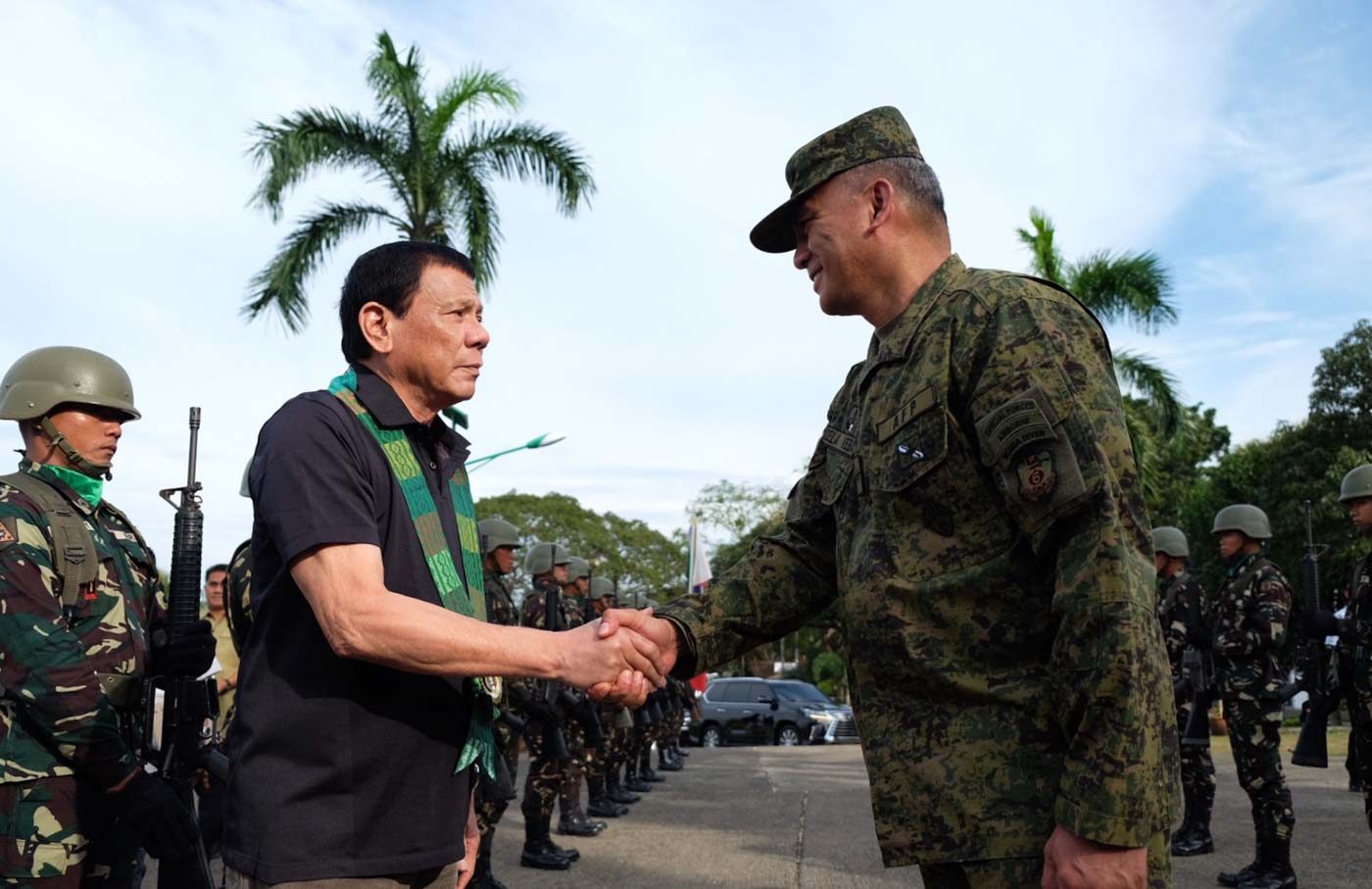 SECURING THE VOTE. Then 6th Infantry Division Commander Brigadier General Arnel dela Vega greets President Rodrigo Duterte upon his arrival at Camp Siongco, Awang, Maguindanao on January 27, 2017. Malacañang photo 