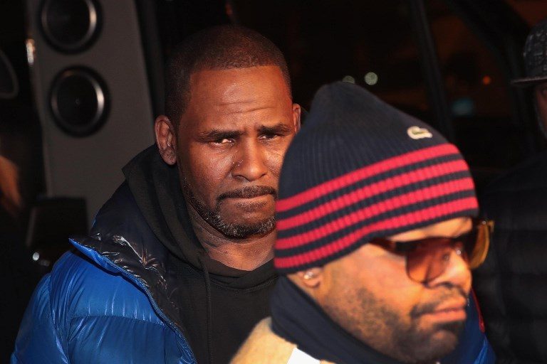 CHARGES. R&B singer R. Kelly arrives at the 1st District-Central police station on February 22 in Chicago, Illinois.  Photo by Scott Olson/Getty Images/AFP 