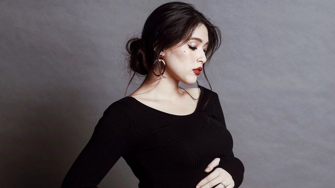 LOOK: Kylie Padilla goes classic in maternity shoot