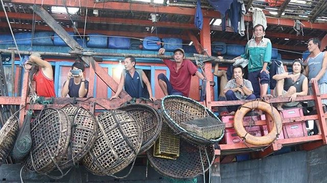 Residents assail SBMA for threatening to fine stranded Vietnamese fishermen