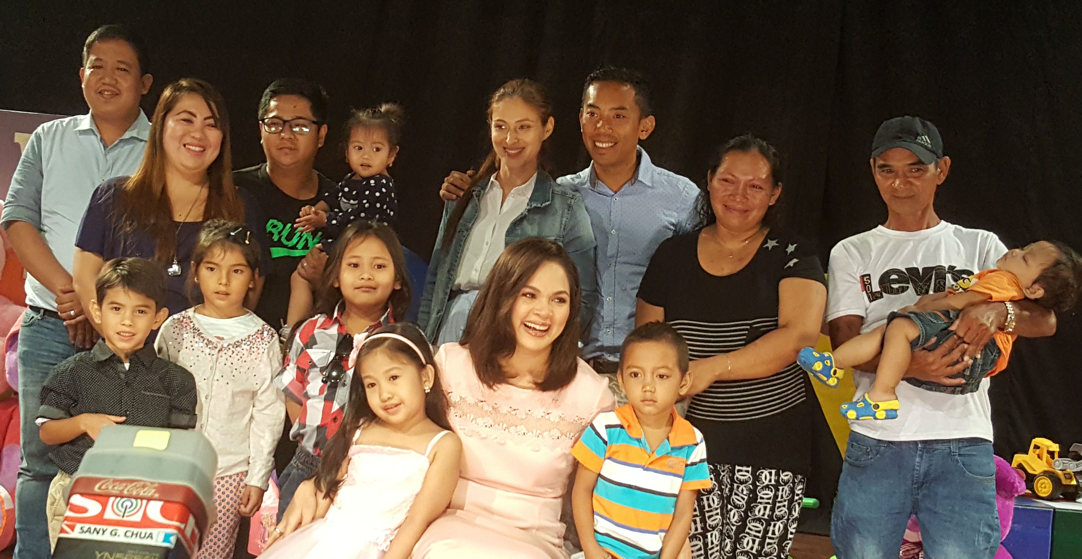 Judy Ann poses with the families who participated in the previous two seasons of 'Bet On Your Baby.' The show, which is on its third season is scheduled to air in May. Photo by Alexa Villano/Rappler  