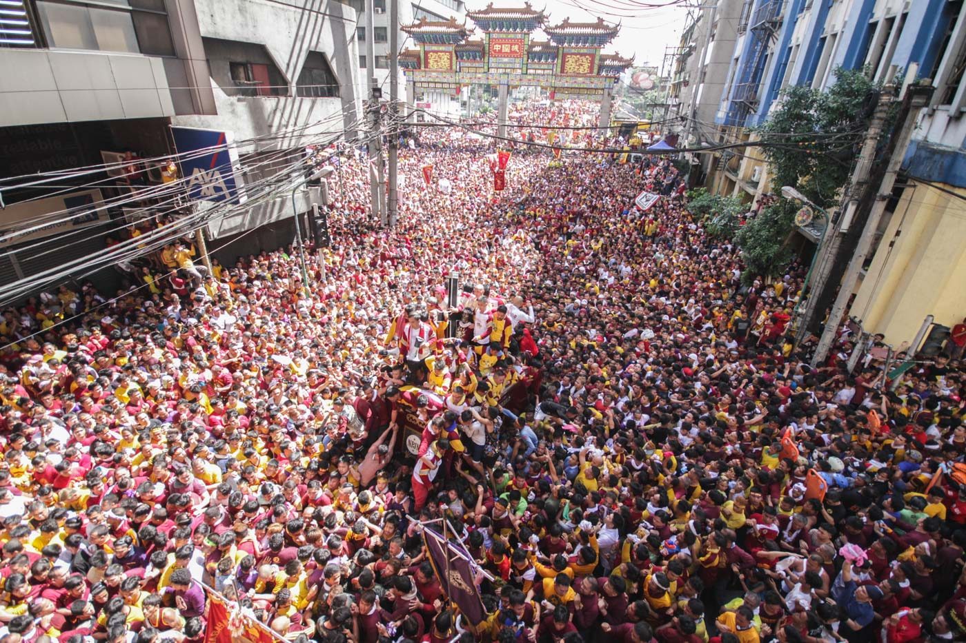 BINONDO. The procession negotiates the streets of Binondo after passing through the Filipino-Chinese Friendship Arch Wednesday,  January 9. Photo by Lito Borras/Rappler  