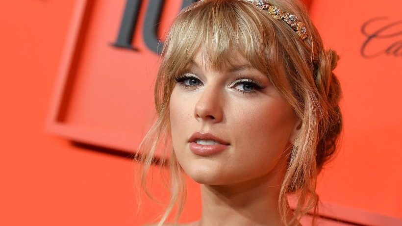 Former label says Taylor Swift can sing her old hits at awards show