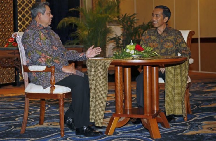 TRANSITION TALKS. President Susilo Bambang Yudhoyono (L) talks with President-elect Joko Widodo (R) in Bali on Aug. 27, 2014. Photo by Made Nagi/EPA 