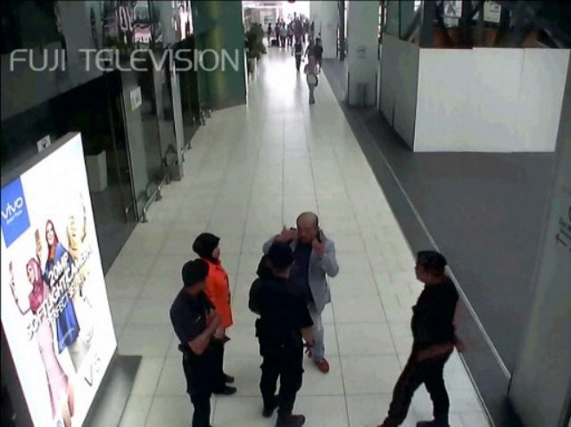MELAPOR. Pria yang diduga menyerupai Kim Jong-Nam tengah melapor ke polisi di Bandara Internasional Kuala Lumpur (KLIA) 2 usai diserang oleh dua orang perempuan. Foto diambil dari rekaman CCTV yang terpasang di bandara. Foto oleh Fuji TV/AFP 