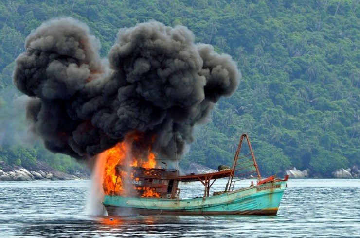 SINKING SHIPS. This picture taken on December 5, 2014 shows a Vietnamese fishing boat in flames after Indonesian Navy officers blew up the vessel due to illegal fishing activities in the remote Anambas Islands. Indonesia blew up and sank three empty Vietnamese boats on December 5, the navy said, as the world's biggest archipelago nation pushes to stop foreigners from illegally fishing in its waters. Photo by Sei Ratifa/AFP 
