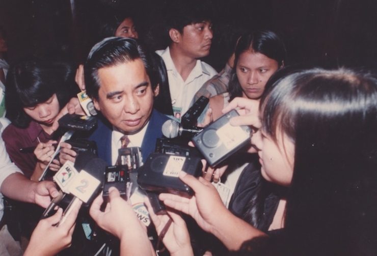 ISSUES. Palace reporters interview Executive Secretary Ruben Torres during the Ramos administration. Malacañang photo