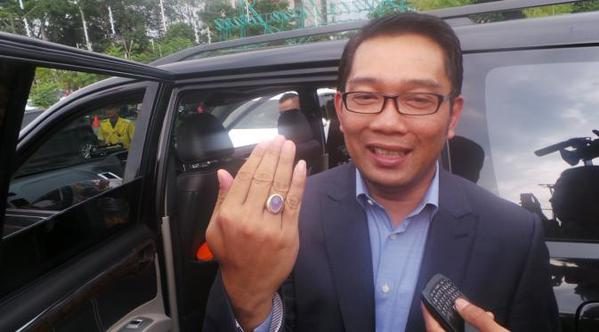Walikota Bandung Ridwan Kamil memperlihatkan cincin batu akiknya kepada wartawan. Foto dari Twitter 