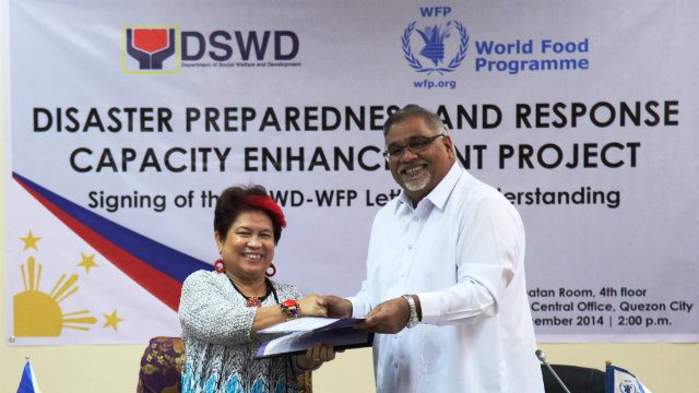 PARTNERSHIP FOR PREPAREDNESS. Social Welfare Secretary Corazon Juliano-Soliman with World Food Programme Representative and Country Director Praveen Agrawal. Rappler file photo     