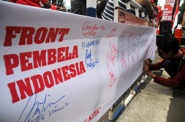 DEKLARASI. Massa membubuhkan tanda tangan dalam aksi mendeklarasikan kebhinekaan Indonesia di Tugu Kujang, Kota Bogor, Jawa Barat, Kamis, 24 November. Foto oleh Yulius Satria Wijaya/ANTARA 