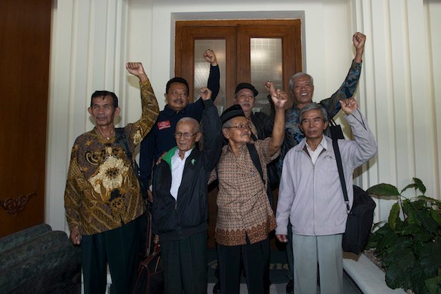 KUBURAN MASSAL. Anggota Yayasan Penelitian Korban Pembunuhan (YPKP) 1965/1966 menyerahkan rangkuman dokumen kuburan massal korban tragedi 1965 kepada Menkopolhukam Luhut Panjaitan di kantornya, di Jakarta, pada 9 Mei 2016.Foto oleh Rosa Bean/Antara  