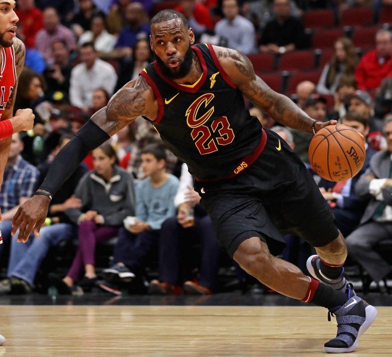 LeBron ties career-high with 17 assists to lead Cavs over Hawks