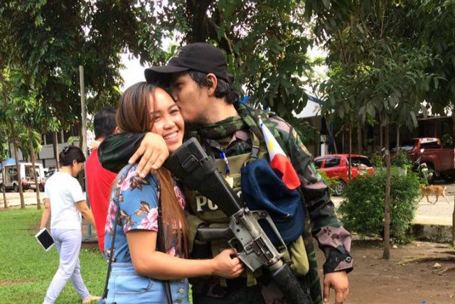 VIRAL: Soldier proposes to girlfriend after Marawi war