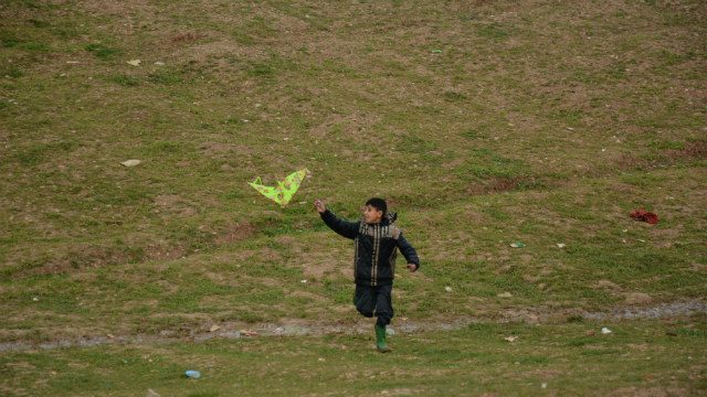 HAPPY. An Iraqi boy happily flies a kite unmindful of the difficult conditions in the over-populated Arbat Camp in Sulaymaniyah, a Governorate in the Kurdistan Region of Iraq. 