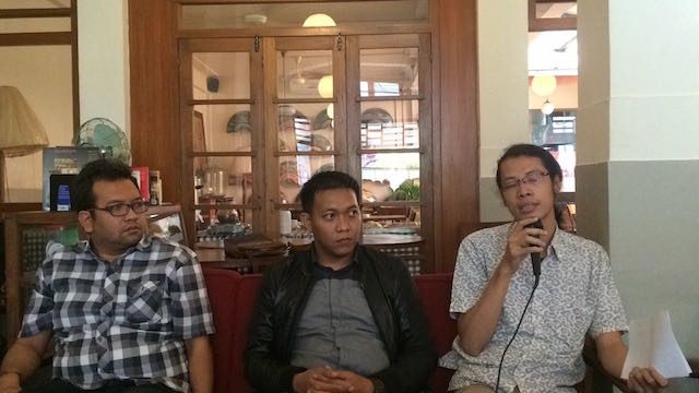 Peneliti senior ICJR Anggara, korban UU ITE dari Makassar M. Arsyad, dan pjs. direktur Medialink Mugtaba dalam penjelasan mengenai kasus UU ITE. Foto oleh Adelia Putri/Rappler 
